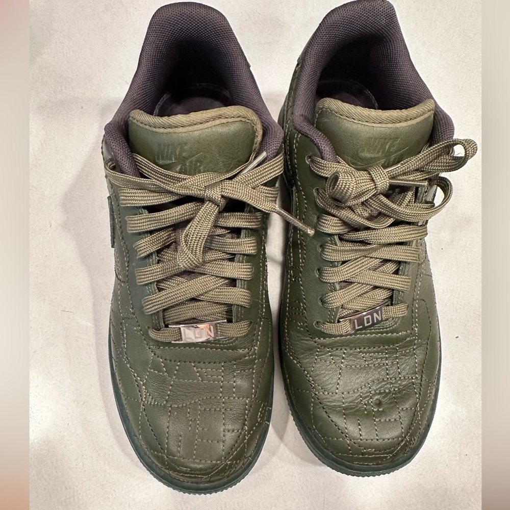 WMNS NIKE AIR FORCE 1 07 FW QS "LONDON CITY PACK" ROUGH GREEN SZ 6.5